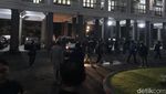 Potret Massa Mahasiswa UGM Kejar Mobil Rektor Usai Diskusi Ditutup
