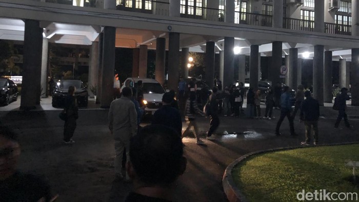 Rektor UGM menemui aliansi mahasiswa yang berkemah di depan Balairung, Rabu (21/5/2025). Diskusi berlangsung alot, berujung ricuh.