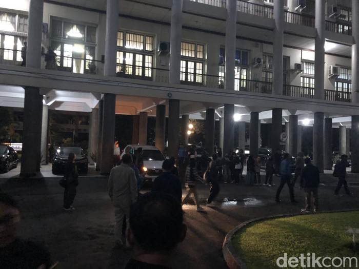 Rektor UGM menemui aliansi mahasiswa yang berkemah di depan Balairung, Rabu (21/5/2025). Diskusi berlangsung alot, berujung ricuh.