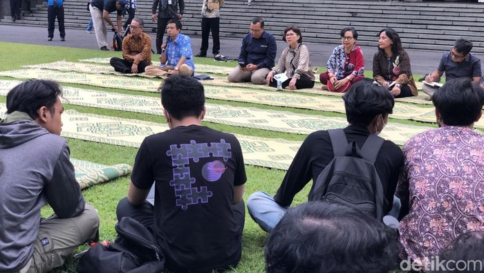 Rektor UGM menemui aliansi mahasiswa yang berkemah di depan Balairung, Rabu (21/5/2025). Diskusi berlangsung alot, berujung ricuh.