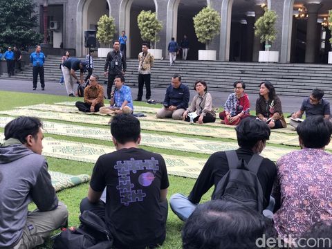 Rektor UGM menemui aliansi mahasiswa yang berkemah di depan Balairung, Rabu (21/5/2025). Diskusi berlangsung alot, berujung ricuh.