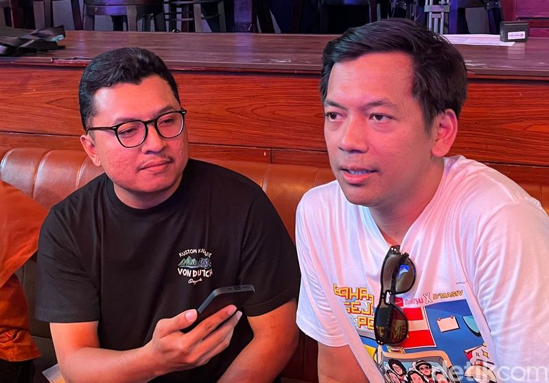 Rian D'Masiv sedang diwawancara wartawan.