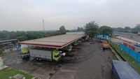 Foto: Rest area Km 21B Tol Jagorawi menjadi aset terbaru yang disita Kejagung di kasus korupsi timah. Dua plang penyitaan dari Kejagung telah terpasang di lokasi (Rizky/detikcom)