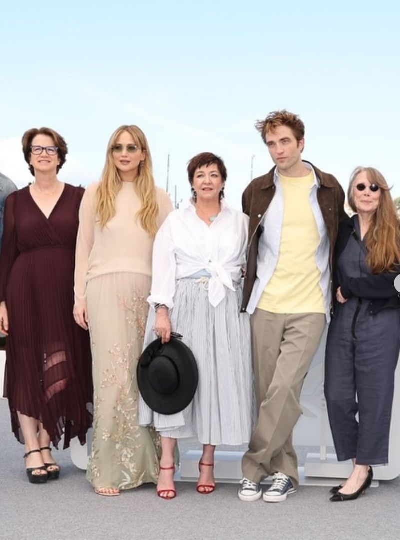 Gaya Robert Pattinson pakai sneakers Rp 900 Ribuan di Cannes Film Festival.