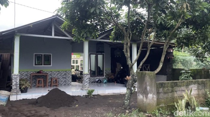 Rumah siswi MI di Banyuwagi yang diduga menjadi korban pembunuhan dan pelecehan seksual.