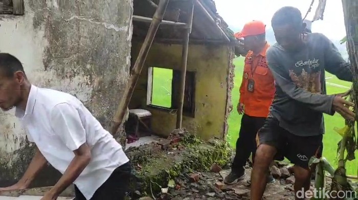 Rumah warga Sumedang rusak gegara gempa