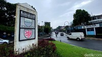 Ikuti papan penunjuk arah, tetap di lajur kanan untuk menuju ke Jalan LLRE Marthadinata. Dari Tugu Mitra Kota Sister Cities belok kanan ke Jalan LLRE Marthadinata.  