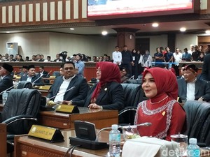 Salmawati Istri Mualem Dilantik Sebagai Anggota DPR Aceh