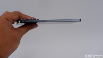 HP ini punya ketebalan hanya 5,85 mm. Foto: Adi Fida Rahman/detikINET