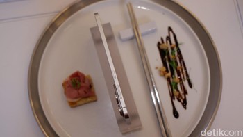 Bobot HP ini hanya 163 gram. Foto: Adi Fida Rahman/detikINET