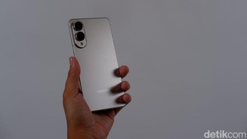 Di sektor performa, Samsung Galaxy S25 Edge ditenagai oleh chipset terbaru, Snapdragon 8 Elite for Galaxy. Chipset ini dirancang khusus untuk menawarkan performa superior, siap menangani multitasking berat, gaming intensif, hingga aplikasi yang menuntut sumber daya tinggi. Samsung turut memberikan vapor chamber. Foto: Adi Fida Rahman/detikINET