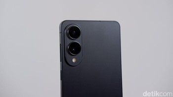 S25 Edge menjanjikan kualitas fotografi yang mumpuni. Kamera utamanya memiliki resolusi impresif 200 MP dengan bukaan f/1.7 dan dilengkapi Optical Image Stabilization (OIS), mampu menghasilkan foto yang tajam dengan detail tinggi, bahkan dalam kondisi minim cahaya. Kamera kedua adalah lensa ultrawide 12 MP (f/2.2) dengan sudut pandang 120 derajat, ideal untuk menangkap pemandangan luas atau foto grup. Foto: Adi Fida Rahman/detikINET