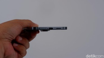 Salah satu kompromi dari desain super tipis adalah kapasitas baterai yang diusungnya, yakni 3.900 mAh. Kapasitas ini memang lebih kecil jika dibandingkan saudaranya, Galaxy S25 Plus (4.900 mAh) dan S25 Ultra (5.000 mAh). Meski demikian, Samsung mengklaim bahwa efisiensi baterai telah ditingkatkan berkat penggunaan chipset baru yang lebih hemat daya sehingga dapat digunakan 24 jam untuk menonton video. Foto: Adi Fida Rahman/detikINET