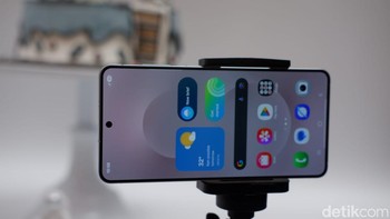 Layarnya berukuran 6,7 inch dengan perlindungan Corning Gorilla Glass Ceramic 2 yang diklaim tahan banting. Foto: Adi Fida Rahman/detikINET