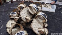 Sekarang, bila traveler ingin naik ke Candi Borobudur, harus mengenakan sandal Upanat. Sandal ini dirancang untuk membantu mengurangi dampak kerusakan pada lapisan lantai Borobudur saat dilewati.