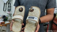 Sandal upanat hanya bisa traveler dapatkan bila naik ke Candi Borobudur saja karena sandal ini tidak diperjualbelikan secara bebas.