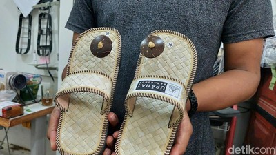 Mengintip Pembuatan Sandal Khusus Candi Borobudur