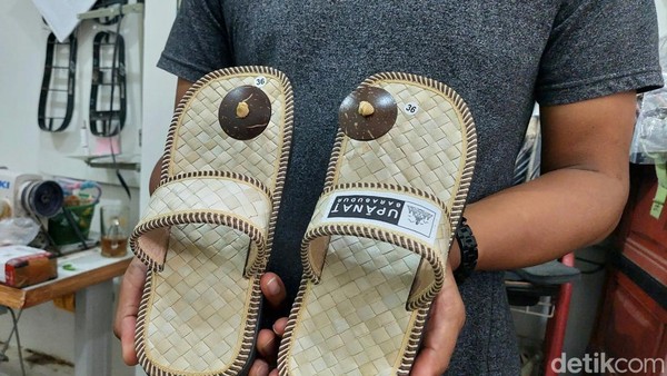 Mengintip Pembuatan Sandal Khusus Candi Borobudur
