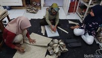 Untuk bahannya, sandal upanat ini memakai anyaman daun pandan yang dirapikan dan bentuk sesuai ukuran sandal yang pada umumnya. Setelah dipotong, terus dijahit dan dilem, kemudian memasang labelnya.