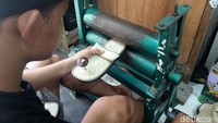 Sandal upanat juga memakai hiasan dari tempurung sebagai pemanisnya. Setelah sandal jadi, sandal akan di-press hingga menjadi semakin kokoh.