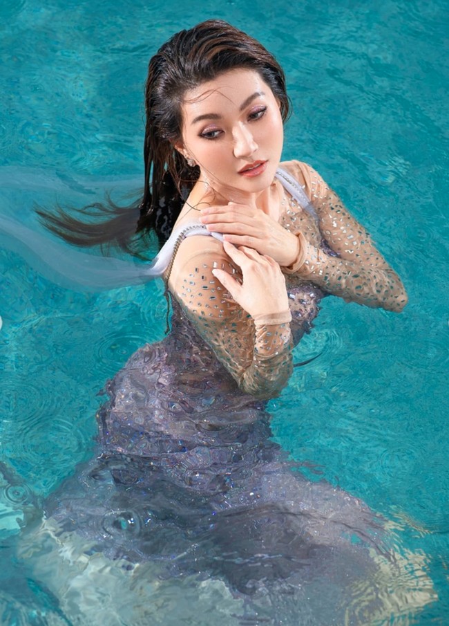 Pose dalam air, penampilan Sarwendah mempesona dengan gaya wet look. Wanita 35 tahun itu mengenakan gaun bustier berwarna lilac berhias payet kristal. Memiliki tekstur lembut, gaun tersebut tampak begitu menyatu dengan air. Foto: Instagram/@wishnuaji28