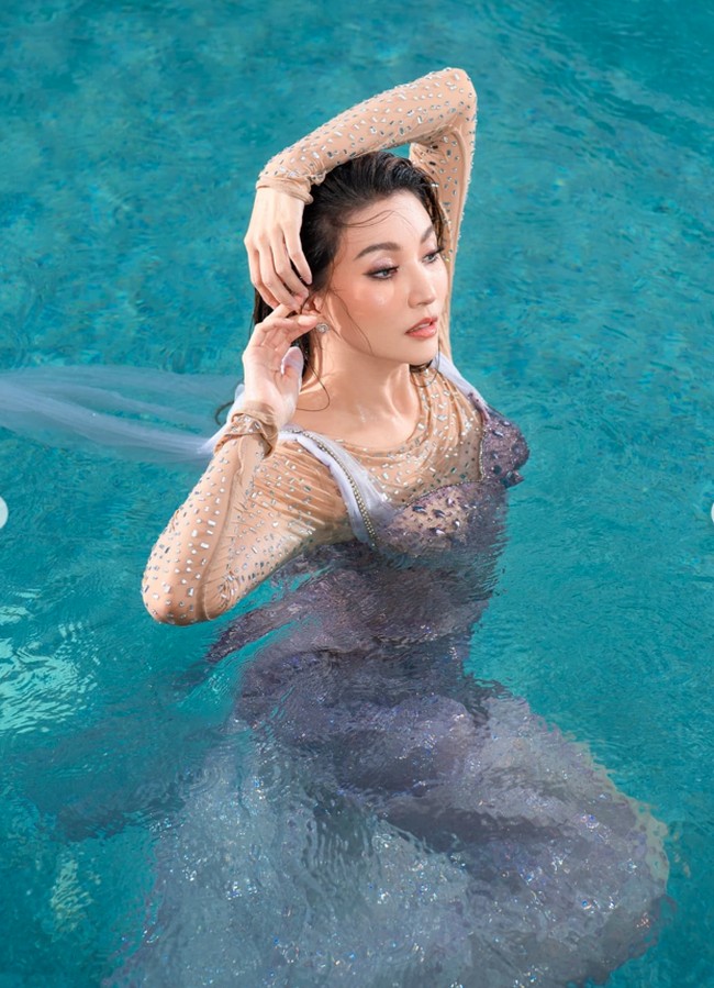 Busana yang dikenakan Sarwendah sendiri diketahui merupakan rancangan desainer Linda Mulia. Meski sekilas bagian atasnya tampak transparan, namun sebenarnya hal itu dikarenakan Sarwendah mengenakan dalaman berwarna nude dihiasi taburan kristal kecil. Foto: Instagram/@wishnuaji28