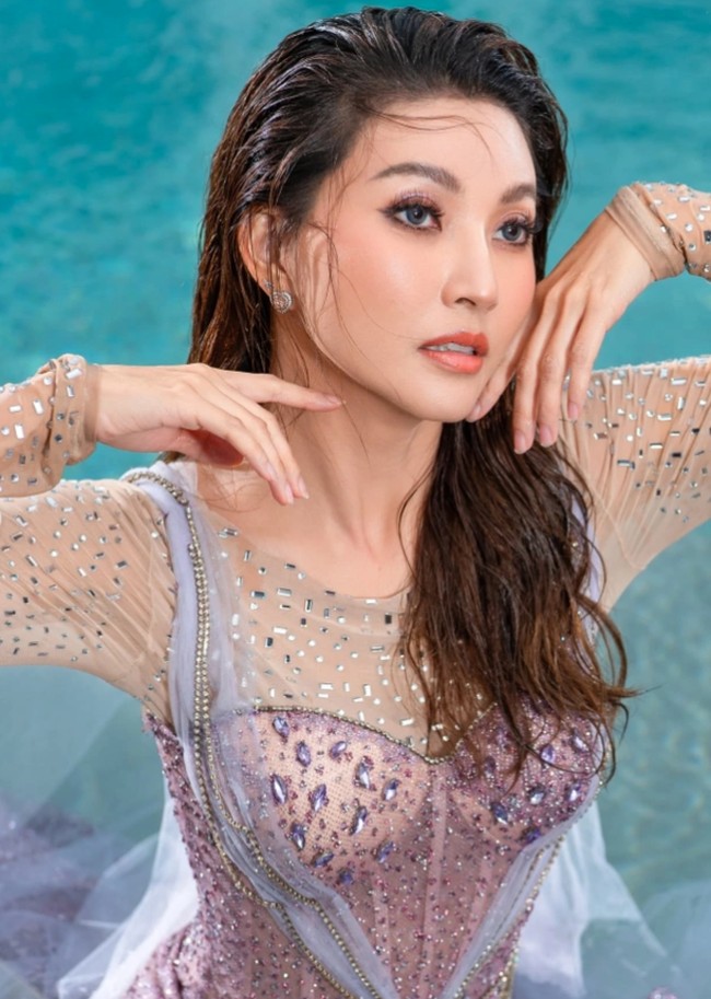 Selain pakaian, riasan wajah Sarwendah yang tak luntur meski terkena air juga dipuji netizen. Untuk riasan wajahnya sendiri Sarwendah dibantu oleh MUA Mimi Kwok. Tampil dengan glam look, Sarwendah terlihat flawless dan mempesona. Foto: Instagram/@wishnuaji28
