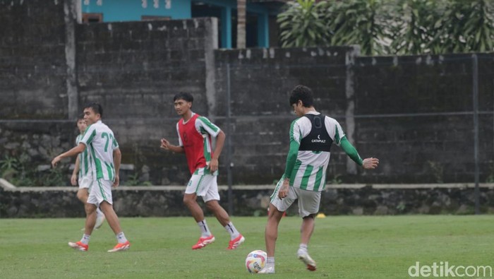 Sesi latihan PSS Sleman di Lapangan Pakembinangun, Sleman, Rabu (21/5/2025).