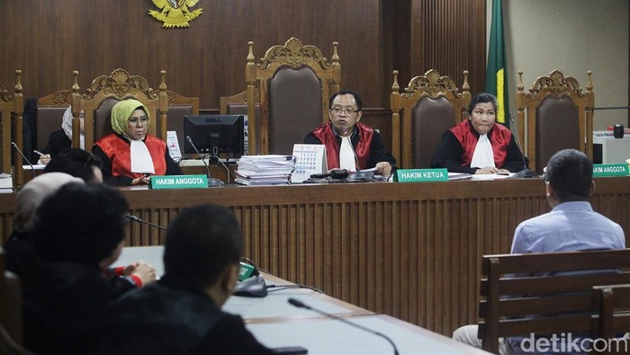 Sidang lanjutan kasus korupsi Indofarma ditunda karena ahli tidak hadir. Jaksa sebut kerugian negara capai Rp 377,4 miliar dari proyek alkes.