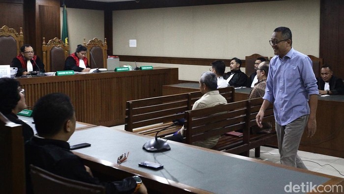 Sidang Dugaan Korupsi Indofarma dengan Kerugian Negara Rp377 M Sidang lanjutan kasus korupsi Indofarma ditunda karena ahli tidak hadir. Jaksa sebut kerugian negara capai Rp 377,4 miliar dari proyek alkes.