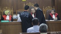 Dalam dakwaan, jaksa menyebut kerugian negara Rp 377,4 miliar dari proyek pengadaan alat kesehatan (alkes) yang dilakukan PT Indofarma tanpa feasibility study, tanggal pembukuan dibuat mundur, hingga akal-akalan agar seolah-olah mencapai target keuntungan tahunan.