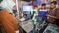 Pengunjung melihat kolaboratif robot dari SMK Krian 2 Sidoarjo dalam pameran pendidikan bertajuk Sidoarjo School Festival di Lapangan Tenis GOR Delta Sidoarjo