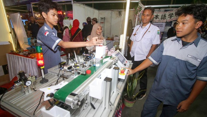 Wakil Bupati Sidoarjo Mimik Idayana (kanan) mencoba mobil listrik milik SMK YPM 8 Sidoarjo dalam pameran pendidikan bertajuk “Sidoarjo School Festival” di Lapangan Tenis GOR Delta Sidoarjo, Jawa Timur, Rabu (21/5/2025). Pameran yang diikuti 80 lembaga pendidikan di Sidoarjo bertujuan untuk memberikan edukasi dan pencerahan kepada lulusan SD dan SMP yang akan melanjutkan ke jenjang Pendidikan. ANTARA FOTO/Umarul Faruq/bar