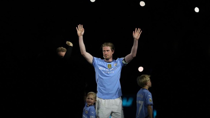 Soccer Football - Premier League - Manchester City v AFC Bournemouth - Etihad Stadium, Manchester, Britain - May 20, 2025 Manchester Citys Kevin De Bruyne during a tribute after the match as he plays his last match at the Etihad Stadium REUTERS/Scott Heppell EDITORIAL USE ONLY. NO USE WITH UNAUTHORIZED AUDIO, VIDEO, DATA, FIXTURE LISTS, CLUB/LEAGUE LOGOS OR LIVE SERVICES. ONLINE IN-MATCH USE LIMITED TO 120 IMAGES, NO VIDEO EMULATION. NO USE IN BETTING, GAMES OR SINGLE CLUB/LEAGUE/PLAYER PUBLICATIONS. PLEASE CONTACT YOUR ACCOUNT REPRESENTATIVE FOR FURTHER DETAILS..