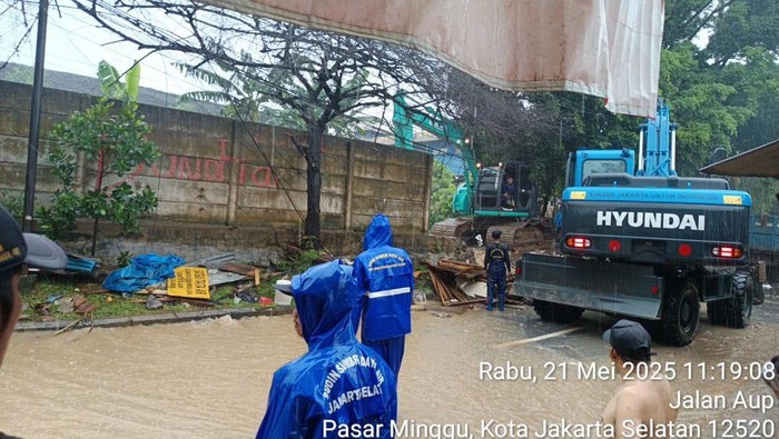 Tanggul di jebol kawasan Pasar Minggu, Jakarta Selatan.
