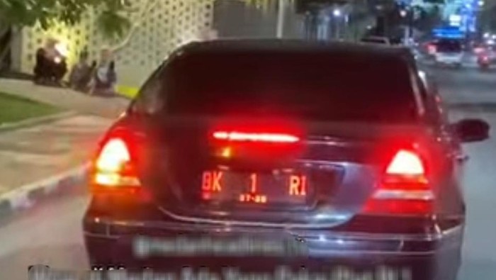 Teks foto: Penampakan mobil dengan pelat nomor BK 1 RI. Foto: Istimewa