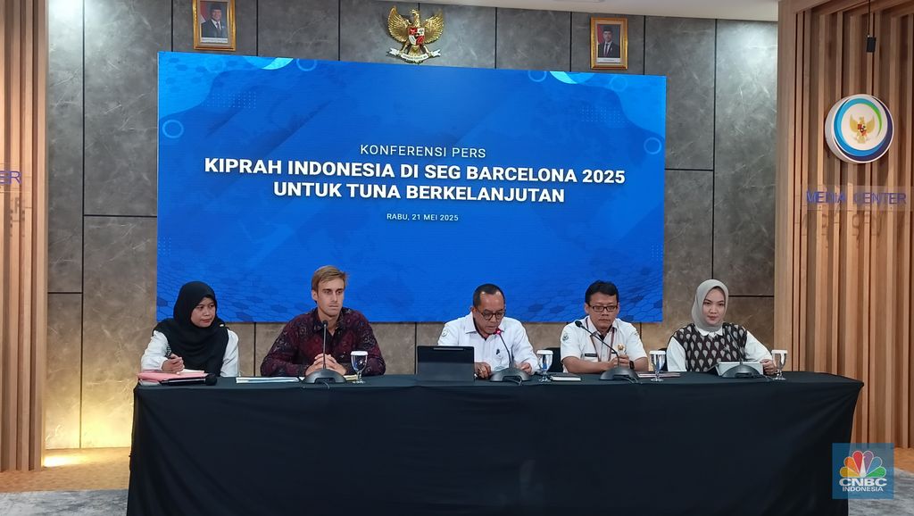 (Tengah) Direktur Jenderal Penguatan Daya Saing Produk Kelautan dan Perikanan Kementerian Kelautan dan Perikanan (KKP) Tornanda Syaifullah dalam konferensi pers, Rabu (21/5/2025). (CNBC Indonesia/Ferry Sandi)