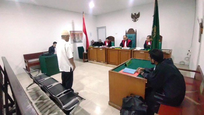 Terdakwa Irawan, kades di Lahat saat divonis majelis hakim.
