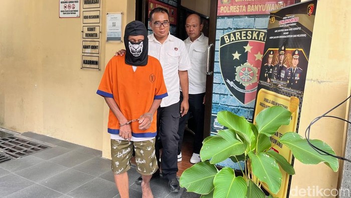 Tersangka RM tengah menjalani pemeriksaan di unit PPA Satreksrim Polresta Banyuwangi.