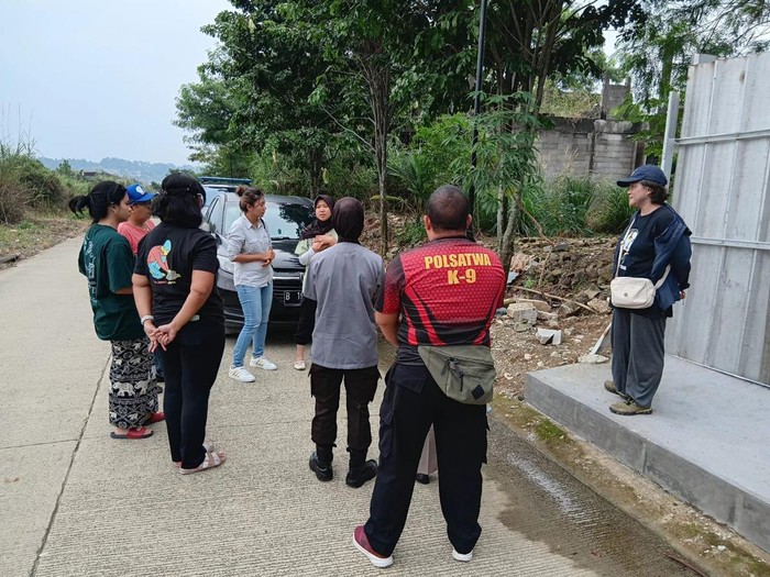 Tim K9 Direktorat Polisi Satwa Korsabhara Baharkam Polri merespons viral kabar anjing diduga diracun di Sentul, Bogor, Jawa Barat (Jabar).