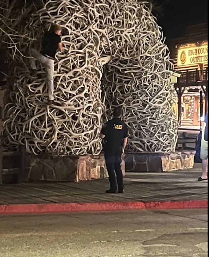 Turis panjat bangunan tanduk rusa Wyoming