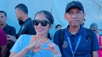 Pose bersama pelatih larinya, Andriyanto. Foto: Instagram Ussy Sulistiawaty