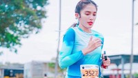 Akhir pekan kemarin, ibu lima anak itu mengikuti salah satu acara lari di ICE BSD City, Tangerang. Foto: Instagram Ussy Sulistiawaty