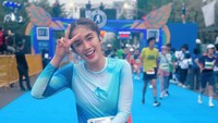 Ia bersyukur dan gak menyangka bisa menyelesaikan lari 10 kilometer dengan waktu di bawah satu jam.  Foto: Instagram Ussy Sulistiawaty