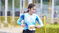 Mama anak 5 ini akhirnya bisa tembus 1 jam padahal dulu ngayal aja ga berani, tulisnya dalam Instagram miliknya dilihat detikcom, Kamis (22/5/2025). Foto: Instagram Ussy Sulistiawaty