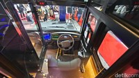 Lanjut ke dalam, begini tampilan kokpit untuk para sopir. 