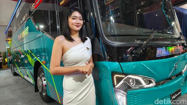Pengunjung padati booth Volvo di INAPA 2025 untuk melihat langsung bus Skylander. Mobil ini bagian dari inovasi otomotif dan ekosistem logistik masa depan.