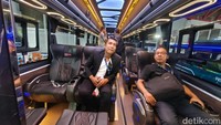 Kursi penumpangnya juga terlihat nyaman untuk perjalanan jauh. Bus ini dibangun dari atas sasis Volvo B11R. 