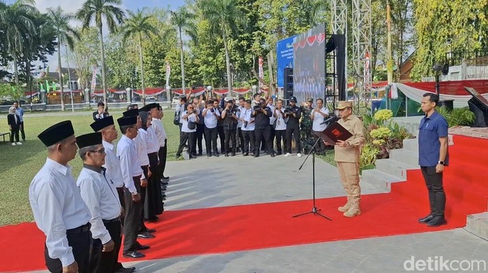 Wali Kota Jambi Maulana saat melantik Ketua RT secara serentak.