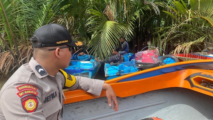 Petugas bersama masyarakat melakukan pencarian korban